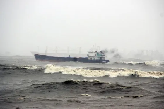 Các tàu hàng bị bão đánh bật đều là tàu “vãng lai” ảnh 2 Các tàu hàng bị bão đánh bật đều là tàu “vãng lai” ảnh 1