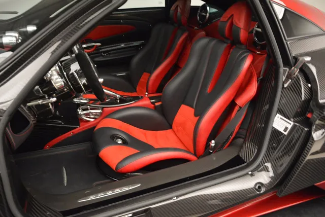 Thần gió Pagani Huayra dành cho fan cuồng màu đỏ - Ảnh 10. Thần gió Pagani Huayra dành cho fan cuồng màu đỏ - Ảnh 10.