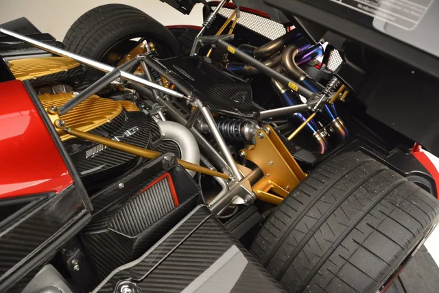 Thần gió Pagani Huayra dành cho fan cuồng màu đỏ - Ảnh 13. Thần gió Pagani Huayra dành cho fan cuồng màu đỏ - Ảnh 13.