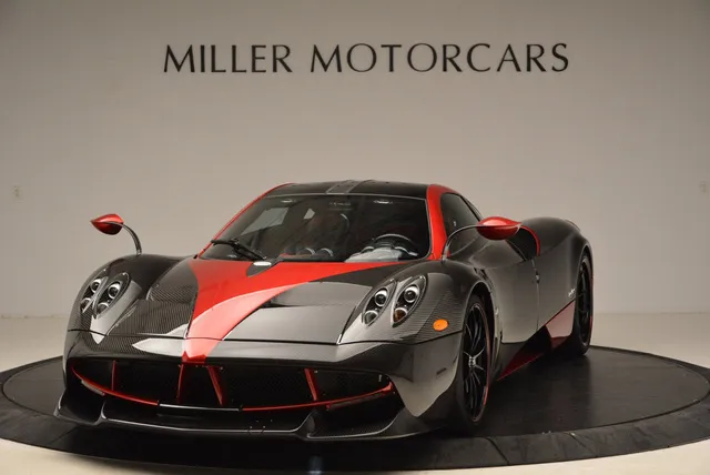 Thần gió Pagani Huayra dành cho fan cuồng màu đỏ - Ảnh 2. Thần gió Pagani Huayra dành cho fan cuồng màu đỏ - Ảnh 2.