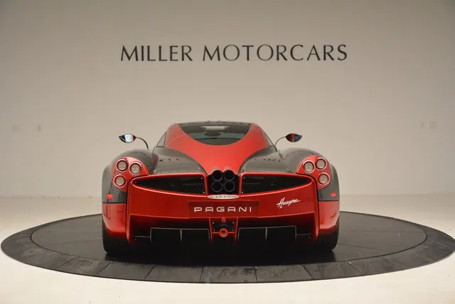 Thần gió Pagani Huayra dành cho fan cuồng màu đỏ - Ảnh 8. Thần gió Pagani Huayra dành cho fan cuồng màu đỏ - Ảnh 8.