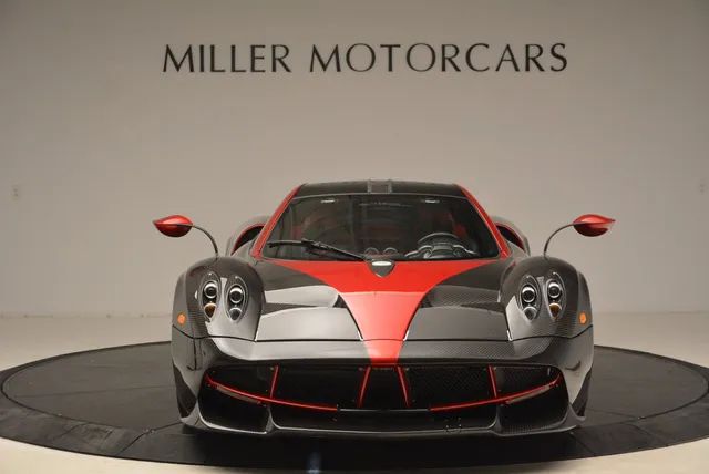 Thần gió Pagani Huayra dành cho fan cuồng màu đỏ - Ảnh 1. Thần gió Pagani Huayra dành cho fan cuồng màu đỏ - Ảnh 1.