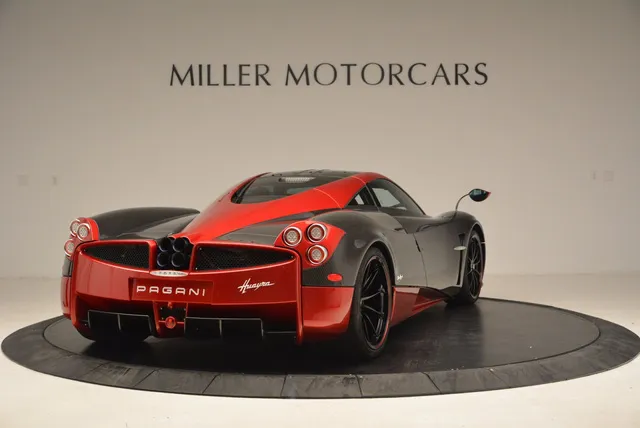 Thần gió Pagani Huayra dành cho fan cuồng màu đỏ - Ảnh 7. Thần gió Pagani Huayra dành cho fan cuồng màu đỏ - Ảnh 7.