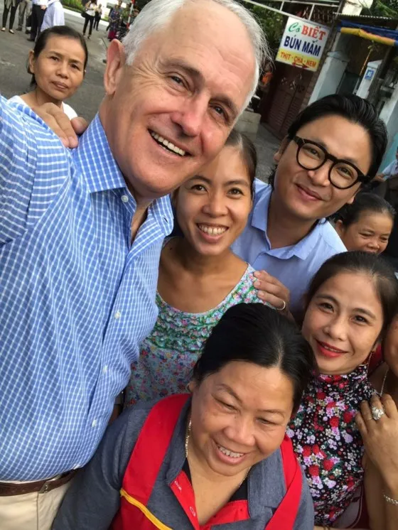 Thủ tướng Úc ra vỉa hè Đà Nẵng ăn sáng và selfie cùng người dân ảnh 5 Thủ tướng ÚC ra vỉa hè Đà Nẵng mua bánh mì ăn sáng ảnh 5