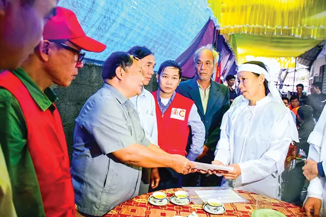 Huế - Oằn mình chống lũ chồng lũ ảnh 1 Huế - Oằn mình chống lũ chồng lũ ảnh 1