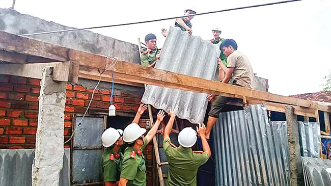 Khánh Hòa, Phú Yên - dồn sức khắc phục hậu quả bão ảnh 5 Khánh Hòa, Phú Yên - dồn sức khắc phục hậu quả bão ảnh 5