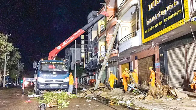 Khánh Hòa, Phú Yên - dồn sức khắc phục hậu quả bão ảnh 3 Khánh Hòa, Phú Yên - dồn sức khắc phục hậu quả bão ảnh 3