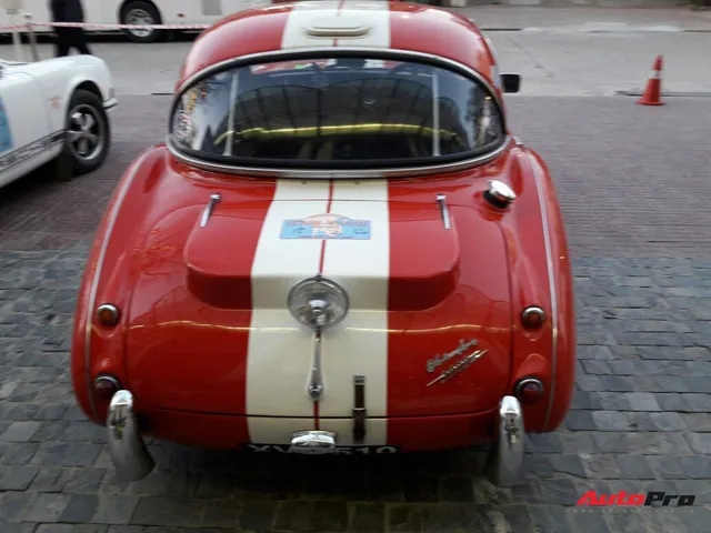 Loạt xe cổ đổ bộ từ Anh sang Việt Nam để chạy hành trình xuyên Đông Nam Á - Ảnh 3. Loạt xe cổ đổ bộ từ Anh sang Việt Nam để chạy hành trình xuyên Đông Nam Á - Ảnh 3.