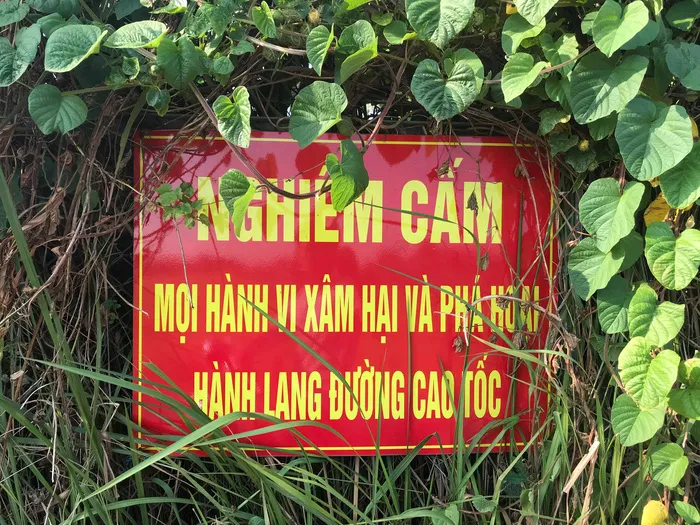 Hàng rào an toàn cao tốc TP.HCM - Trung Lương bị phá hoại nghiêm trọng - Ảnh 8. Hàng rào an toàn cao tốc TP.HCM - Trung Lương bị phá hoại nghiêm trọng - Ảnh 8.