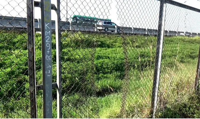 Hàng rào an toàn cao tốc TP.HCM - Trung Lương bị phá hoại nghiêm trọng - Ảnh 3. Hàng rào an toàn cao tốc TP.HCM - Trung Lương bị phá hoại nghiêm trọng - Ảnh 3.