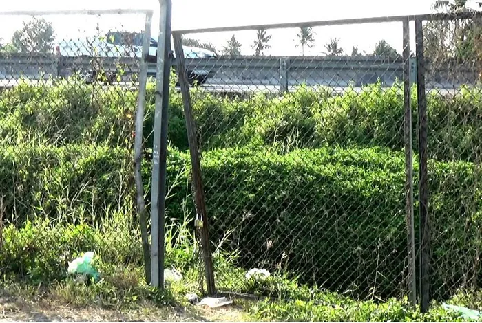 Hàng rào an toàn cao tốc TP.HCM - Trung Lương bị phá hoại nghiêm trọng - Ảnh 7. Hàng rào an toàn cao tốc TP.HCM - Trung Lương bị phá hoại nghiêm trọng - Ảnh 7.