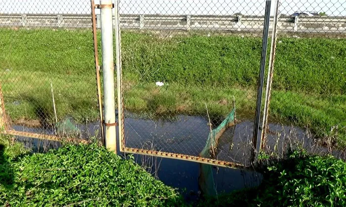 Hàng rào an toàn cao tốc TP.HCM - Trung Lương bị phá hoại nghiêm trọng - Ảnh 6. Hàng rào an toàn cao tốc TP.HCM - Trung Lương bị phá hoại nghiêm trọng - Ảnh 6.