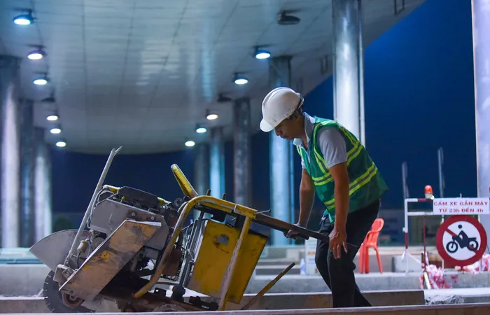 Trắng đêm tháo dỡ trạm thu phí Thủ Thiêm - Ảnh 11. Trắng đêm tháo dỡ trạm thu phí Thủ Thiêm - Ảnh 11.