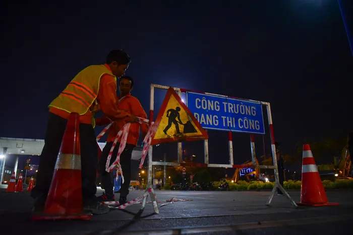 Trắng đêm tháo dỡ trạm thu phí Thủ Thiêm - Ảnh 3. Trắng đêm tháo dỡ trạm thu phí Thủ Thiêm - Ảnh 3.