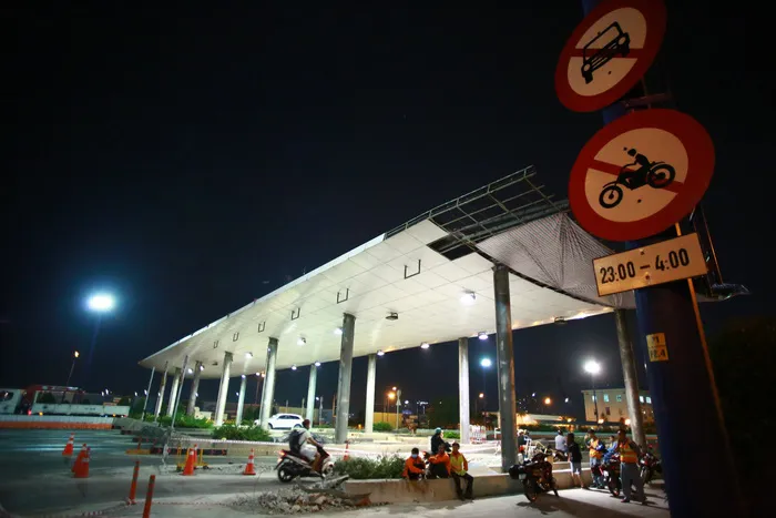 Trắng đêm tháo dỡ trạm thu phí Thủ Thiêm - Ảnh 1. Trắng đêm tháo dỡ trạm thu phí Thủ Thiêm - Ảnh 1.