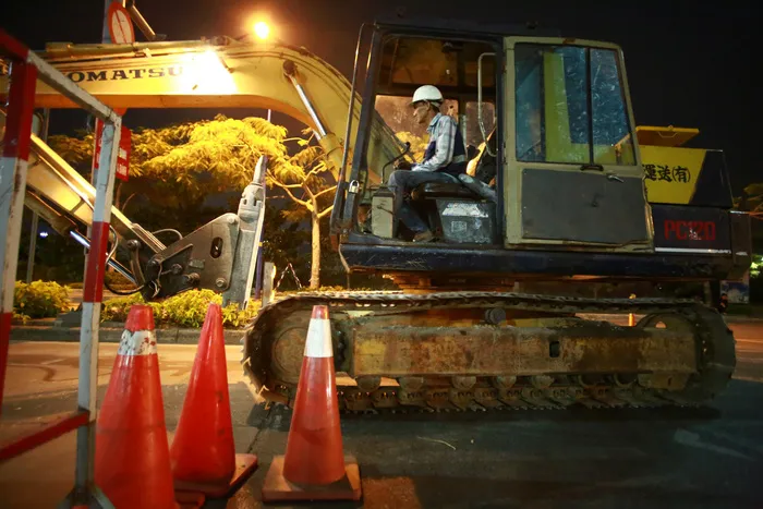 Trắng đêm tháo dỡ trạm thu phí Thủ Thiêm - Ảnh 4. Trắng đêm tháo dỡ trạm thu phí Thủ Thiêm - Ảnh 4.