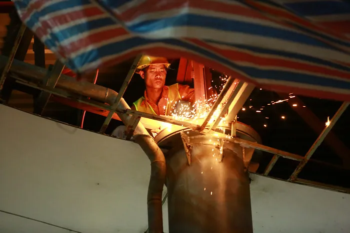 Trắng đêm tháo dỡ trạm thu phí Thủ Thiêm - Ảnh 10. Trắng đêm tháo dỡ trạm thu phí Thủ Thiêm - Ảnh 10.