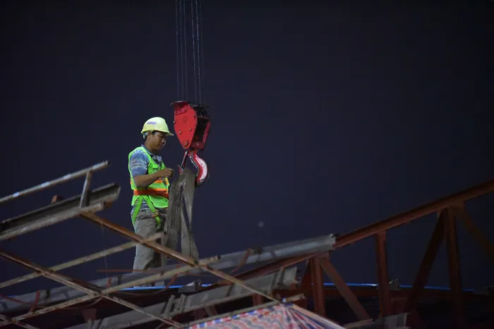 Trắng đêm tháo dỡ trạm thu phí Thủ Thiêm - Ảnh 2. Trắng đêm tháo dỡ trạm thu phí Thủ Thiêm - Ảnh 2.