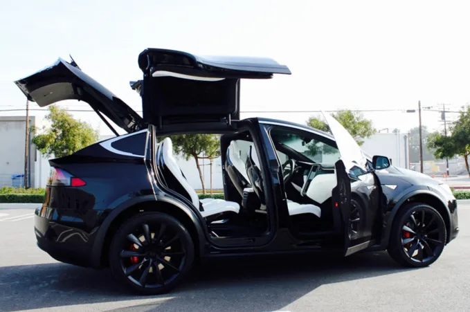 Tesla Model X Tesla Model X là một chiếc xe điện 7 chỗ, thực dụng. Xe được trang bị những công nghệ thông minh. Có thể gọi Model X là chiếc xe nửa crossver, một nửa MPV. Chiếc xe này gây ấn tượng với cửa sau mở kiểu cánh chim, giúp người ngồi phía sau dễ dàng ra vào, ngay cả trong bãi giữ xe chật chội. Nội thất rộng rãi với 5 ghế cho người lớn và 2 ghế nhỏ phía sau cho trẻ em. Với mức giá từ 75.000 bảng tại Anh, người dùng có thể mua phiên bản cơ sở Model X 75D. Tesla Model X Tesla Model X là một chiếc xe điện 7 chỗ, thực dụng. Xe được trang bị những công nghệ thông minh. Có thể gọi Model X là chiếc xe nửa crossver, một nửa MPV. Chiếc xe này gây ấn tượng với cửa sau mở kiểu cánh chim, giúp người ngồi phía sau dễ dàng ra vào, ngay cả trong bãi giữ xe chật chội. Nội thất rộng rãi với 5 ghế cho người lớn và 2 ghế nhỏ phía sau cho trẻ em. Với mức giá từ 75.000 bảng tại Anh, người dùng có thể mua phiên bản cơ sở Model X 75D.