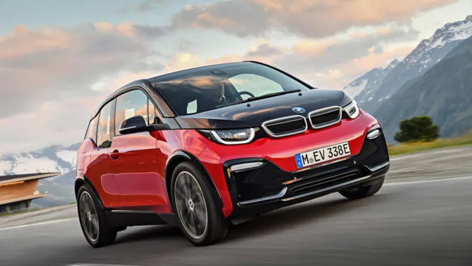 BMW i3 BMW i3 là một chiếc xe điện chất lượng cao. Khách hàng có hai lựa chọn phiên bản điện thuần tuý và phiên bản hybrid. I3 EV có hệ thống khung gầm carbonfibre ứng dụng từ công nghệ F1. Ngoại hình nhỏ gọn, mang hơi hướng một chiếc xe thành phố tương lai. BMW nhỏ xíu và cực kỳ nhanh nhẹn khi bạn sử dụng trong thành phố, nhưng vẫn đủ chỗ cho 4 người ngồi. Mức giá từ 34.000 bảng tại Anh. BMW i3 BMW i3 là một chiếc xe điện chất lượng cao. Khách hàng có hai lựa chọn phiên bản điện thuần tuý và phiên bản hybrid. I3 EV có hệ thống khung gầm carbonfibre ứng dụng từ công nghệ F1. Ngoại hình nhỏ gọn, mang hơi hướng một chiếc xe thành phố tương lai. BMW nhỏ xíu và cực kỳ nhanh nhẹn khi bạn sử dụng trong thành phố, nhưng vẫn đủ chỗ cho 4 người ngồi. Mức giá từ 34.000 bảng tại Anh.