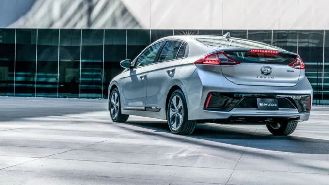 Hyundai Ioniq Electric Hyundai Ioniq là chiếc xe gia đình hợp lý với mức giá chỉ 29.495 bảng Anh. Nếu bạn vẫn lo lắng về cự ly hoạt động của chiếc xe điện, bạn có thể lựa chọn phiên bản hybrid, giúp yên tâm trong những chuyến đi dài. Ioniq có cabin đủ rộng rãi cho gia đình bốn hoặc năm người. Hyundai Ioniq Electric Hyundai Ioniq là chiếc xe gia đình hợp lý với mức giá chỉ 29.495 bảng Anh. Nếu bạn vẫn lo lắng về cự ly hoạt động của chiếc xe điện, bạn có thể lựa chọn phiên bản hybrid, giúp yên tâm trong những chuyến đi dài. Ioniq có cabin đủ rộng rãi cho gia đình bốn hoặc năm người.