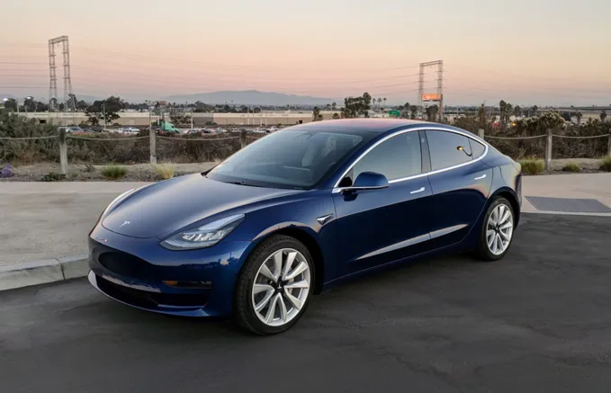 Tesla Model 3 Model 3 là chiếc xe điện rẻ nhất của Tesla. Về ngoại hình, Model 3 khá giống đàn anh Model S nhưng nhỏ hơn. Mức giá của xe khoảng 35.000 bảng tại Anh. Với mức giá này, Model 3 là đối thủ của những mẫu xe chạy xăng như Mercedes C-Class và BMW 3 Series. Khoang nội thất đơn giản, tích hợp hệ thống tự lái Autopilot nổi tiếng của Tesla là những điểm đáng chú ý. Tesla Model 3 Model 3 là chiếc xe điện rẻ nhất của Tesla. Về ngoại hình, Model 3 khá giống đàn anh Model S nhưng nhỏ hơn. Mức giá của xe khoảng 35.000 bảng tại Anh. Với mức giá này, Model 3 là đối thủ của những mẫu xe chạy xăng như Mercedes C-Class và BMW 3 Series. Khoang nội thất đơn giản, tích hợp hệ thống tự lái Autopilot nổi tiếng của Tesla là những điểm đáng chú ý.