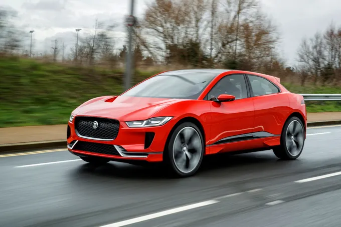 Jaguar i-Pace I-Pace là chiếc xe điện đầu tiên của Jaguar mới tung ra thị trường đầu năm 2018. Về ngoại hình, i-Pace có nhiều nét tương đồng với F-Pace. Xe được trang bị động cơ điệp kép với công suất gần 400 mã lực và mô-men xoắn 700 Nm. Jaguar I-Pace có thể tăng tốc 0-100 km/h trong vòng 4 giây. Chiếc xe này có thể vượt quãng đường hơn 350 km chỉ với một lần sạc. Mất khoảng 90 phút để sạc 80% và xe cần 2 giờ làm đầy pin. Jaguar i-Pace I-Pace là chiếc xe điện đầu tiên của Jaguar mới tung ra thị trường đầu năm 2018. Về ngoại hình, i-Pace có nhiều nét tương đồng với F-Pace. Xe được trang bị động cơ điệp kép với công suất gần 400 mã lực và mô-men xoắn 700 Nm. Jaguar I-Pace có thể tăng tốc 0-100 km/h trong vòng 4 giây. Chiếc xe này có thể vượt quãng đường hơn 350 km chỉ với một lần sạc. Mất khoảng 90 phút để sạc 80% và xe cần 2 giờ làm đầy pin.