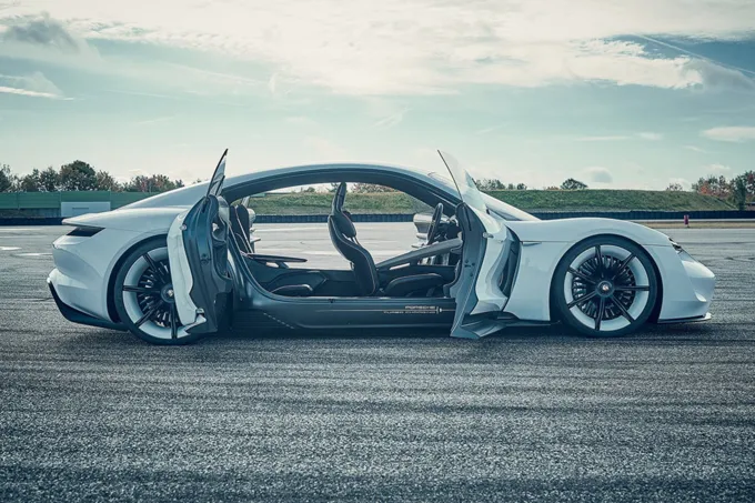 Porsche Mission E Porsche Mission E là mẫu xe điện được xây dựng dựa trên mẫu Panamera. Xe sử dụng động cơ điện với sức mạnh lên tới 600 mã lực, tăng tốc từ 0-100 km/h trong 3,5 giây, tốc độ tối đa 250 km/h. Mission E được trang bị động cơ điện kép và tính năng lái 4 bánh như trên dòng 911. Cụm pin được đặt thấp dưới gầm nhằm hạ trọng tâm. Pin có thể sạc nhanh trong 15 phút. Với khối pin lên tới 350 kW, Mission E có thể chạy 400 km chỉ tốn 80 pin. Tầm hoạt động lên tới 500 km khi sạc đầy. Porsche Mission E Porsche Mission E là mẫu xe điện được xây dựng dựa trên mẫu Panamera. Xe sử dụng động cơ điện với sức mạnh lên tới 600 mã lực, tăng tốc từ 0-100 km/h trong 3,5 giây, tốc độ tối đa 250 km/h. Mission E được trang bị động cơ điện kép và tính năng lái 4 bánh như trên dòng 911. Cụm pin được đặt thấp dưới gầm nhằm hạ trọng tâm. Pin có thể sạc nhanh trong 15 phút. Với khối pin lên tới 350 kW, Mission E có thể chạy 400 km chỉ tốn 80 pin. Tầm hoạt động lên tới 500 km khi sạc đầy.