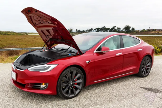 Tesla Model S Model S là chiếc xe đi trước thời đại, khiến cả ngành công nghiệp xe hơi phải đuổi theo sau. Mẫu xe này được yêu thích bởi phạm vi hoạt động dài cho một lần sạc. Phiên bản cơ sở có thể chạy được 480 km. Bản hiệu suất cao có thể tăng tốc từ 0-100 km/h trong 3 giây. Xe đủ rộng rãi cho 5 người, sàn phẳng hoàn toàn giúp hành khách phía sau ngồi thoải mái hơn. Ngoài ra Tesla còn có hệ thống nạp Supercharger giúp thời gian nạp lại nhanh chóng. Tesla Model S Model S là chiếc xe đi trước thời đại, khiến cả ngành công nghiệp xe hơi phải đuổi theo sau. Mẫu xe này được yêu thích bởi phạm vi hoạt động dài cho một lần sạc. Phiên bản cơ sở có thể chạy được 480 km. Bản hiệu suất cao có thể tăng tốc từ 0-100 km/h trong 3 giây. Xe đủ rộng rãi cho 5 người, sàn phẳng hoàn toàn giúp hành khách phía sau ngồi thoải mái hơn. Ngoài ra Tesla còn có hệ thống nạp Supercharger giúp thời gian nạp lại nhanh chóng.