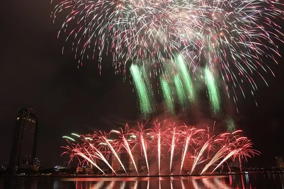 Bầu trời Đà Nẵng rực rỡ pháo hoa ảnh 5 Bầu trời Đà Nẵng rực rỡ pháo hoa ảnh 4