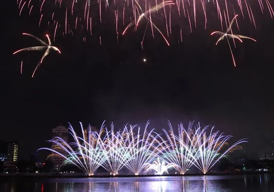Bầu trời Đà Nẵng rực rỡ pháo hoa ảnh 7 Bầu trời Đà Nẵng rực rỡ pháo hoa ảnh 6