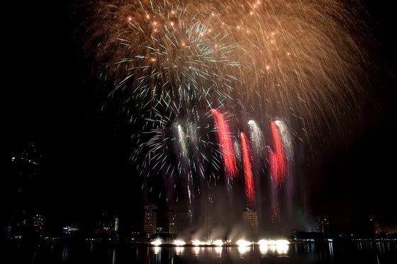 Bầu trời Đà Nẵng rực rỡ pháo hoa ảnh 8 Bầu trời Đà Nẵng rực rỡ pháo hoa ảnh 7