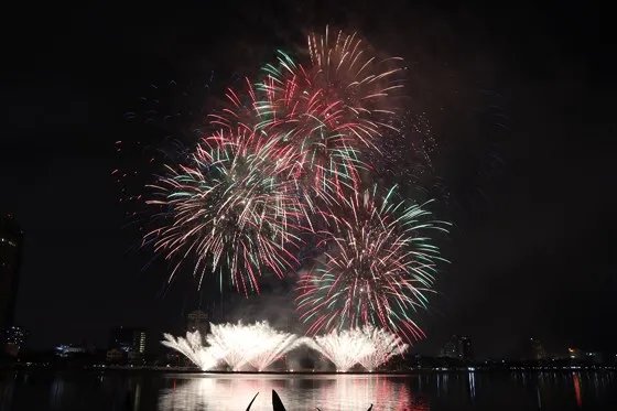 Bầu trời Đà Nẵng rực rỡ pháo hoa ảnh 10 Bầu trời Đà Nẵng rực rỡ pháo hoa ảnh 9