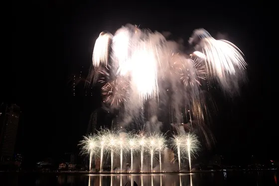 Bầu trời Đà Nẵng rực rỡ pháo hoa ảnh 17 Bầu trời Đà Nẵng rực rỡ pháo hoa ảnh 16