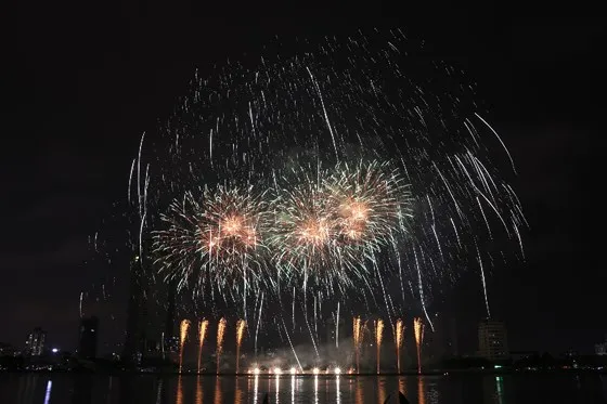 Bầu trời Đà Nẵng rực rỡ pháo hoa ảnh 18 Bầu trời Đà Nẵng rực rỡ pháo hoa ảnh 17