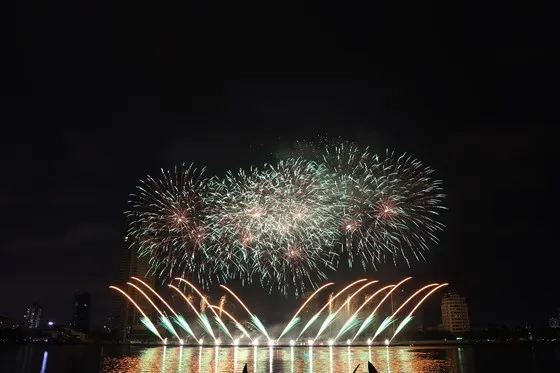 Bầu trời Đà Nẵng rực rỡ pháo hoa ảnh 19 Bầu trời Đà Nẵng rực rỡ pháo hoa ảnh 18