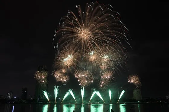 Bầu trời Đà Nẵng rực rỡ pháo hoa ảnh 20 Bầu trời Đà Nẵng rực rỡ pháo hoa ảnh 19