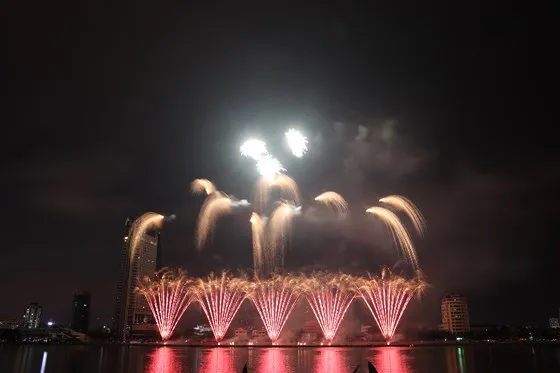 Bầu trời Đà Nẵng rực rỡ pháo hoa ảnh 22 Bầu trời Đà Nẵng rực rỡ pháo hoa ảnh 21