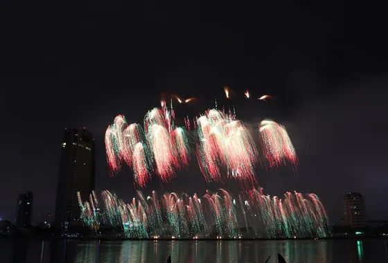 Bầu trời Đà Nẵng rực rỡ pháo hoa ảnh 23 Bầu trời Đà Nẵng rực rỡ pháo hoa ảnh 22