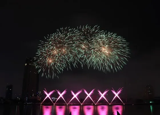 Bầu trời Đà Nẵng rực rỡ pháo hoa ảnh 24 Bầu trời Đà Nẵng rực rỡ pháo hoa ảnh 23