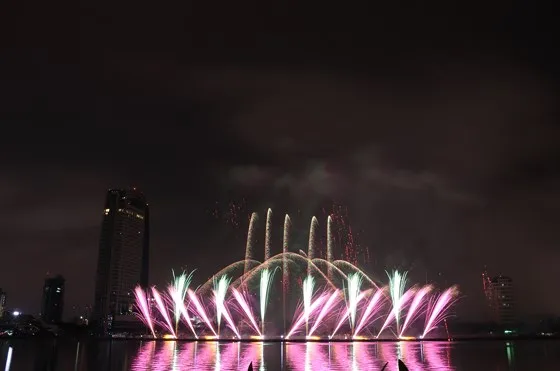 Bầu trời Đà Nẵng rực rỡ pháo hoa ảnh 26 Bầu trời Đà Nẵng rực rỡ pháo hoa ảnh 25