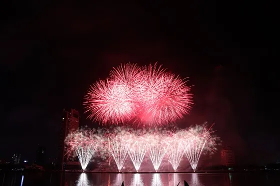 Bầu trời Đà Nẵng rực rỡ pháo hoa ảnh 27 Bầu trời Đà Nẵng rực rỡ pháo hoa ảnh 26