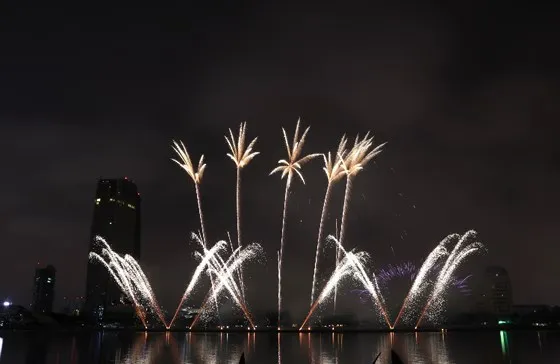 Bầu trời Đà Nẵng rực rỡ pháo hoa ảnh 32 Bầu trời Đà Nẵng rực rỡ pháo hoa ảnh 31