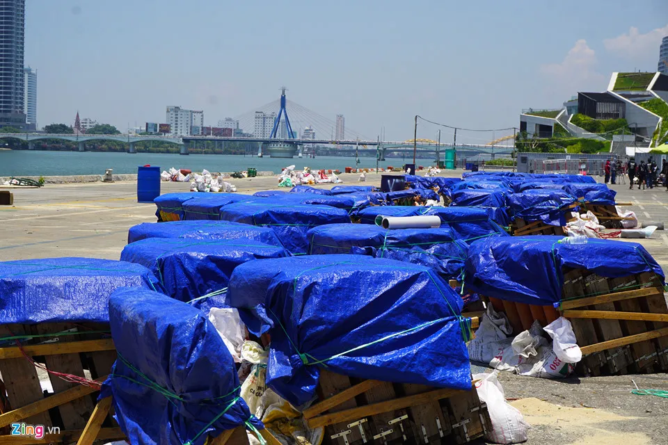 Trận địa pháo hoa của Hong Kong và Italy bên sông Hàn ảnh 1 Tran dia phao hoa cua Hong Kong va Italy ben song Han hinh anh 1