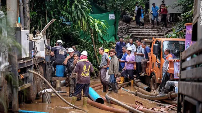 Chạy đua giải cứu đội bóng mắc kẹt trong hang ảnh 2 Chạy đua giải cứu đội bóng mắc kẹt trong hang ảnh 2