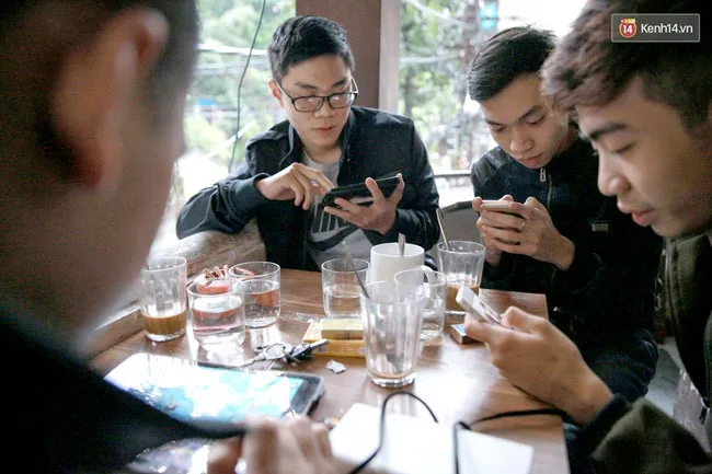 Người Việt nghiện smartphone ảnh 1 Người Việt nghiện smartphone ảnh 1