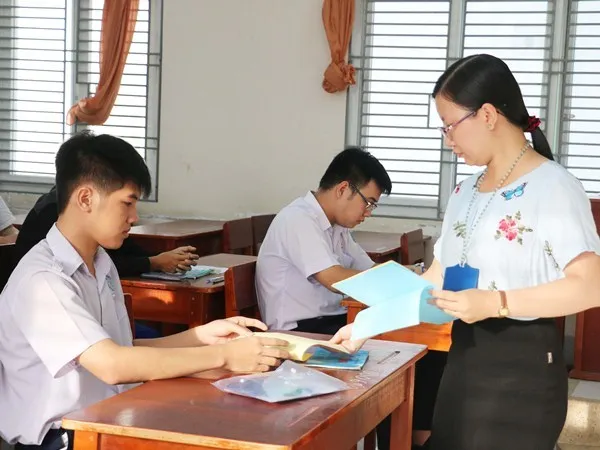 Cơn bão càn quét niềm tin