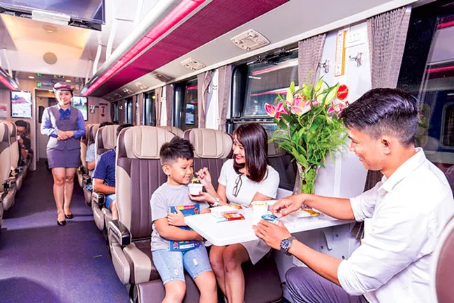 Xách ba lô theo bánh con tàu quay ảnh 1 Xách ba lô theo bánh con tàu quay ảnh 1