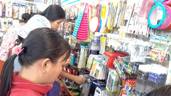 Hàng Trung Quốc giá siêu rẻ tràn vào hội chợ Hàng Trung Quốc giá siêu rẻ tràn vào hội chợ