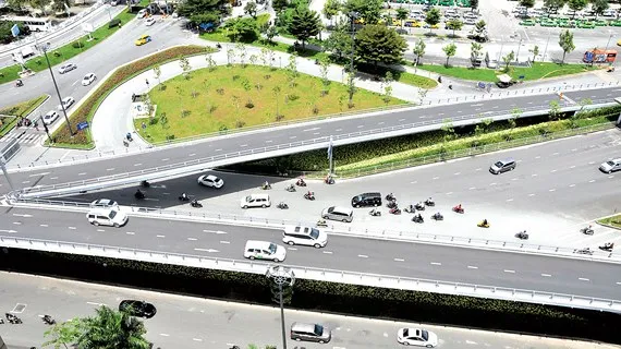 Xây đường trên cao nối hai nhà ga Cầu vượt trước sân bay Tân Sơn Nhất. Ảnh: CAO THĂNG